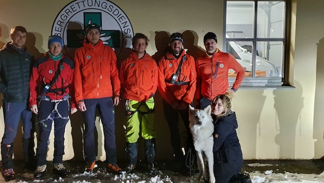 Das Team der Bergrettung Spital am Pyhrn fand den verirrten Vierbeiner von Bianca (rechts) bei Einbruch der Dunkelheit. (Bild: Bergrettung Spital am Pyhrn)