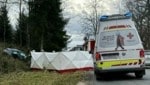 Der Verletzte wurde in Poggersdorf aus dem Wrack befreit und per Hubschrauber ins Spital geflogen. (Bild: BFK Klagenfurt-Land)