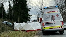 Der Verletzte wurde in Poggersdorf aus dem Wrack befreit und per Hubschrauber ins Spital geflogen. (Bild: BFK Klagenfurt-Land)