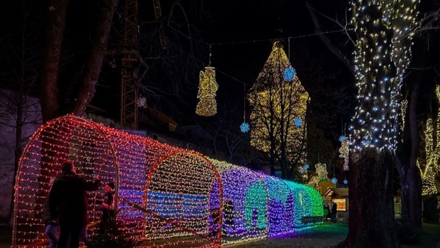 Der Lichtertunnel ist ein Highlight der Weihnachtswelt. Weil er auch in Regenbogenfarben strahlt, gibt es nun auch Beschwerden. (Bild: Wenzel Markus)
