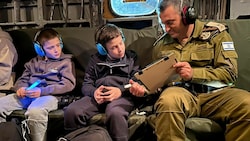 Die freigelassenen israelischen Geiseln Tal Goldstein Almog (9, links) und sein Bruder Gal (11) (Bild: AP)