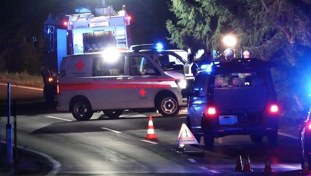 Einsatzkräfte am Unfallort in Hauersdorf, wo der 20-Jährige seinen schweren Verletzungen erlag. (Bild: DOKU NÖ)