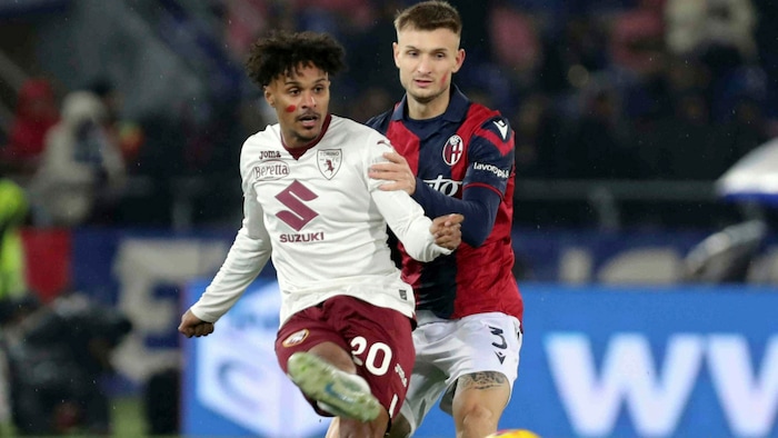 Valentino Lazaro im Duell mit Bolognas Stefan Posch