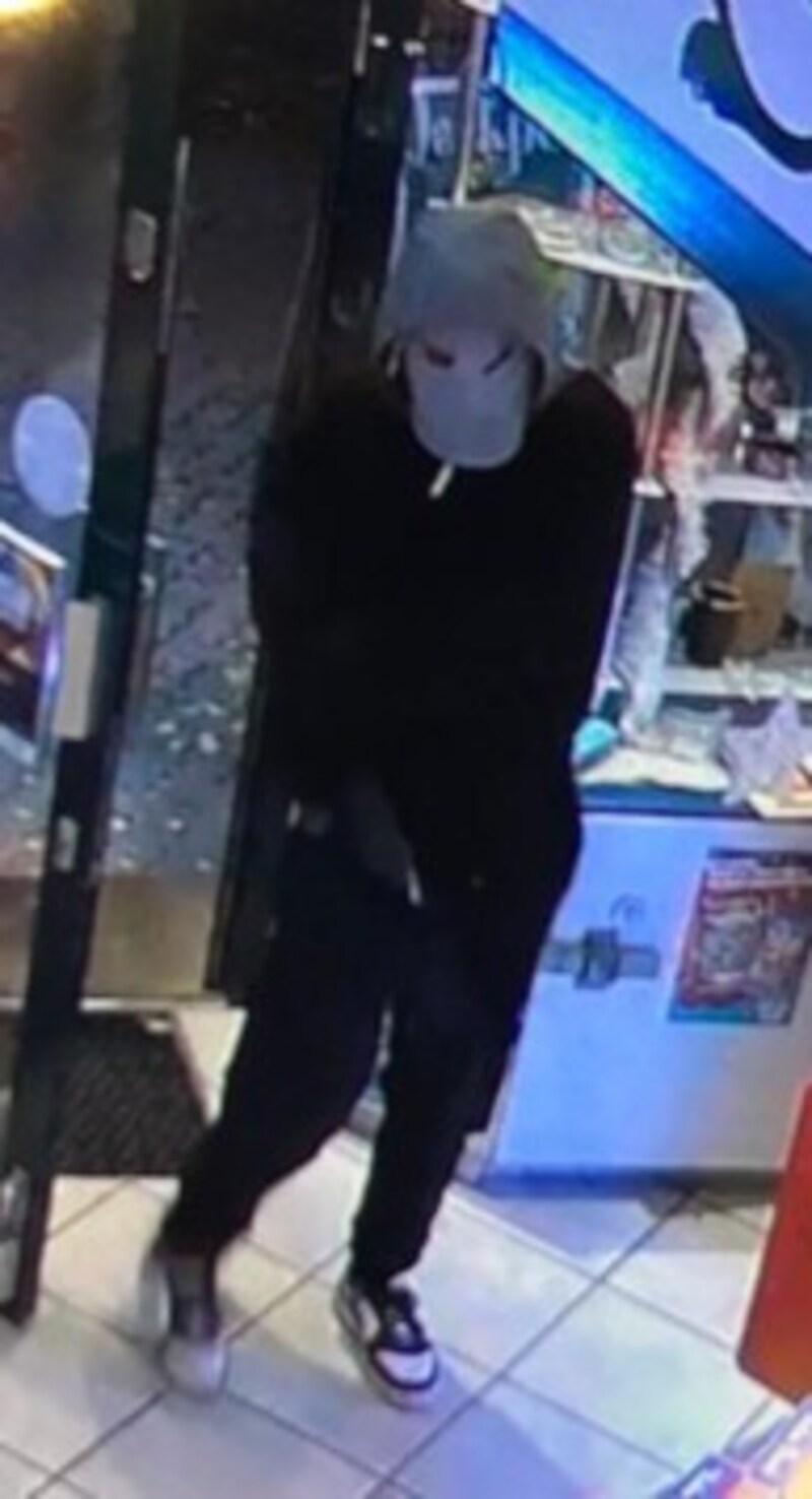 Die Fahndung nach einem ca. 160 cm großen Mann, 18 bis 25 Jahre alt, läuft. Bei der Tat trug er eine schwarze Hose sowie eine Jacke mit grauer Kapuze. Auffällig: die Turnschuhe. (Bild: Landespolizeidirektion Salzburg)