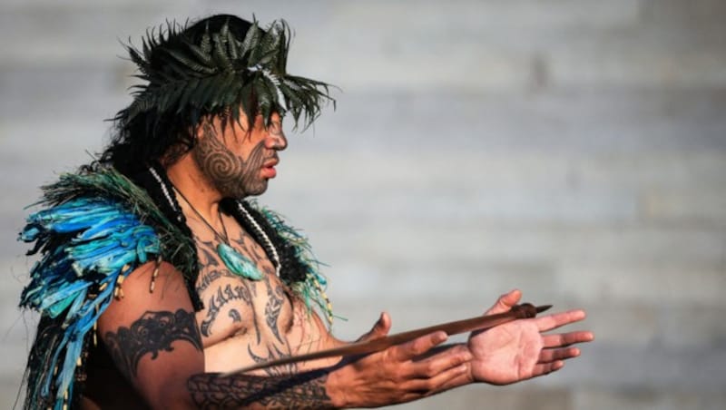 Ein Maori-Kämpfer in traditionellem Gewand (Bild: AFP )