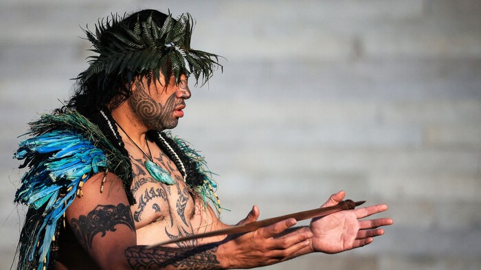 Ein Maori-Kämpfer in traditionellem Gewand