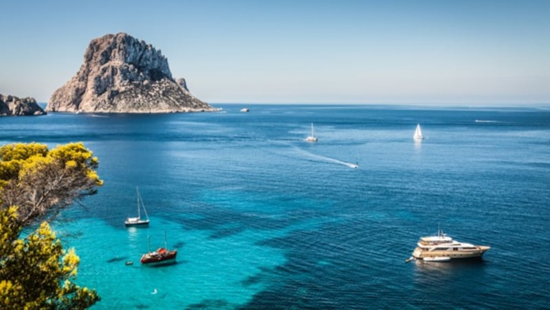 Blick von Cala d‘Hort auf die Felseninsel Es Vedrà nahe Ibiza (Bild: http://perszing1982.geoblog.pl)