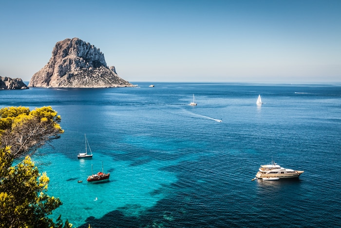 Blick von Cala d‘Hort auf die Felseninsel Es Vedrà nahe Ibiza