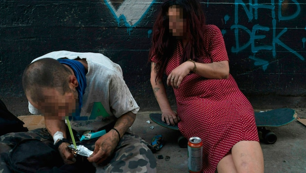 Chaque année, des dizaines de milliers d'Américains meurent des suites de l'abus de fentanyl. (Bild: Jae C. Hong / AP / picturedesk.com, Krone KREATIV)