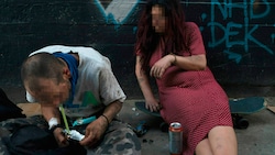 Jedes Jahr sterben Zehntausende Amerikaner an den Folgen von Fentanylmissbrauch. (Bild: Jae C. Hong / AP / picturedesk.com, Krone KREATIV)