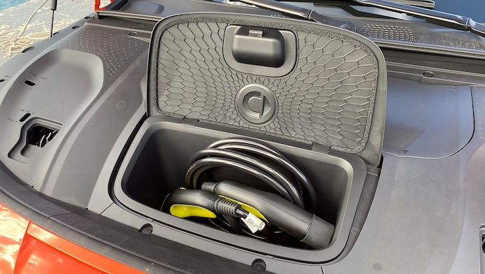 Unter der Fronthaube: ein 15 Liter großer Frunk, groß genug für das Ladekabel