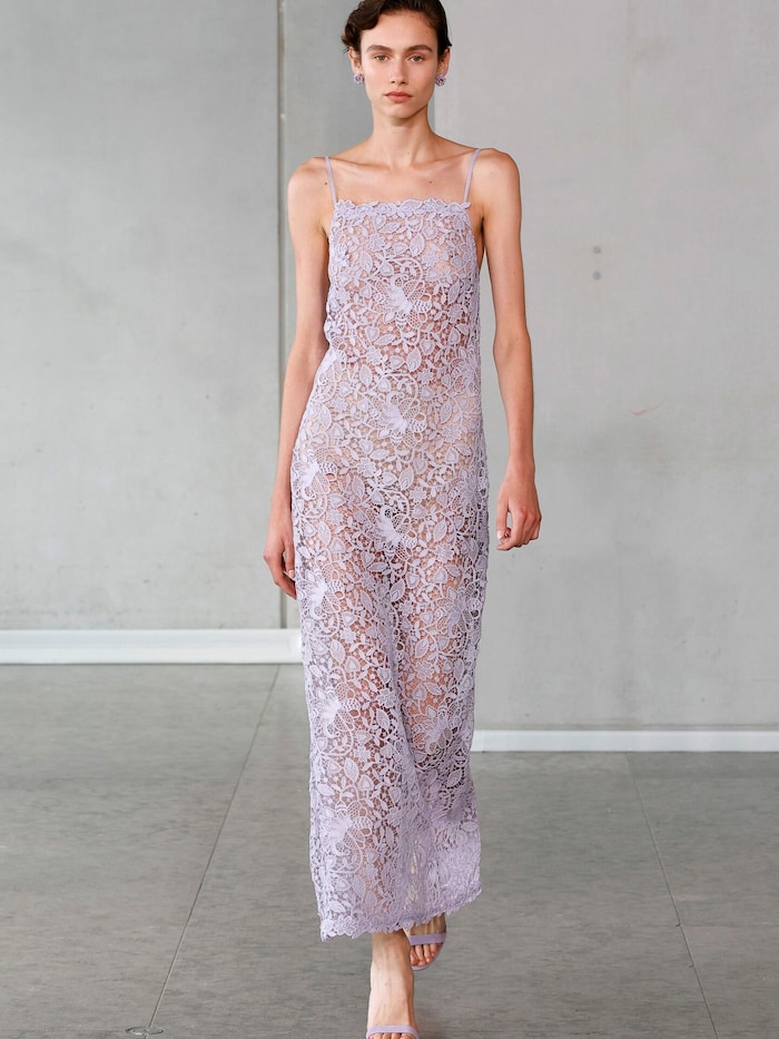 Ein Model in einem Spitzenkleid in Flieder in der Frühjahr/Sommer-Schau von Carolina Herrera
