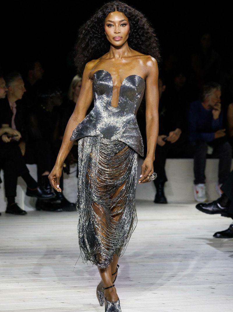 Naomi Campbell präsentierte diesen Wow-Look bei der Frühjahr/Sommer-Schau von Alexander McQueen. (Bild: Pixelformula / Action Press/Sipa / picturedesk.com)