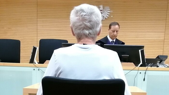 Der 72-Jährige musste vor Richter Norbert Hofer Platz nehmen.