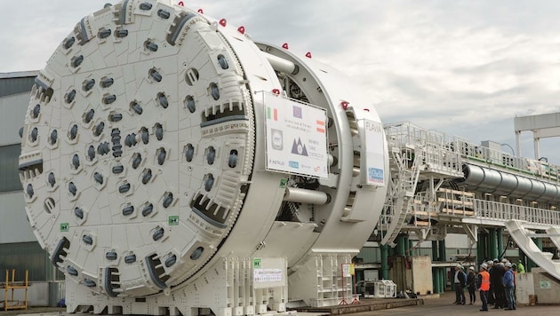 Tunnelbohrmaschine „Flavia“ ist wie eine Fabrik im Berg, ein 200 Meter langer Stahlkoloss mit einem Gesamtgewicht von 2750 Tonnen. Daneben wirken Menschen (rechts unten) geradezu winzig. (Bild: BBT SE)