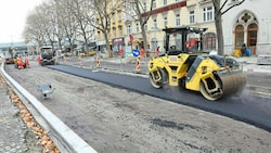 Nach dem Umbau soll es auf der Praterstraße mehr Platz für Radler und Fußgänger geben. (Bild: Martin Jöchl)