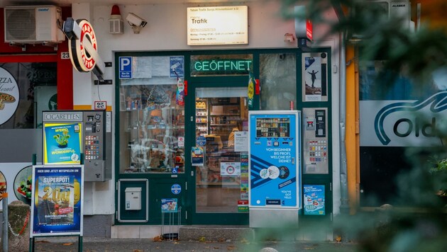 In der Trafik in der Franz-Martin-Straße herrscht am Tag nach der Tat wieder Regelbetrieb. (Bild: Tschepp Markus)