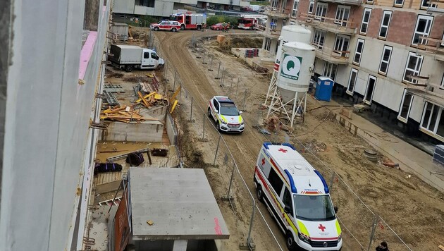 Die Feuerwehr Eisenstadt hatte mit drei verletzten Bauarbeitern alle Hände voll zu tun. (Bild: Feuerwehr Eisenstadt)