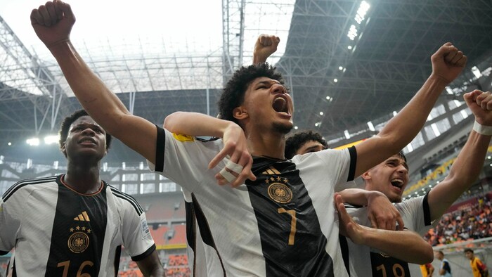 Großer Jubel bei der deutschen U17-Mannschaft, die ins WM-Finale einziehen. Im Vordergrund: ...