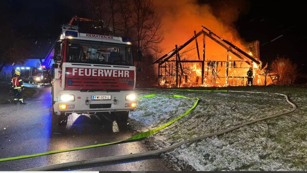 Das Stallgebäude stand in Vollbrand, wurde komplett zerstört (Bild: fotokerschi.at)