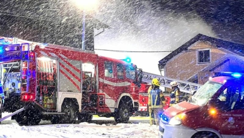 Während der Löscharbeiten schneite es stark. (Bild: Markus Tschepp)