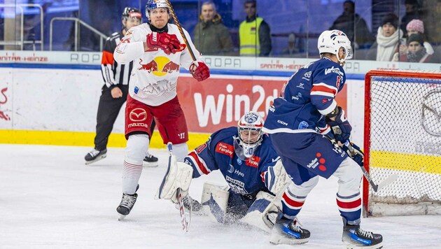 Hochkofler (li.) bezwang Gästekeeper Roy gleich zweimal. (Bild: GEPA pictures/ Gintare Karpaviciute)