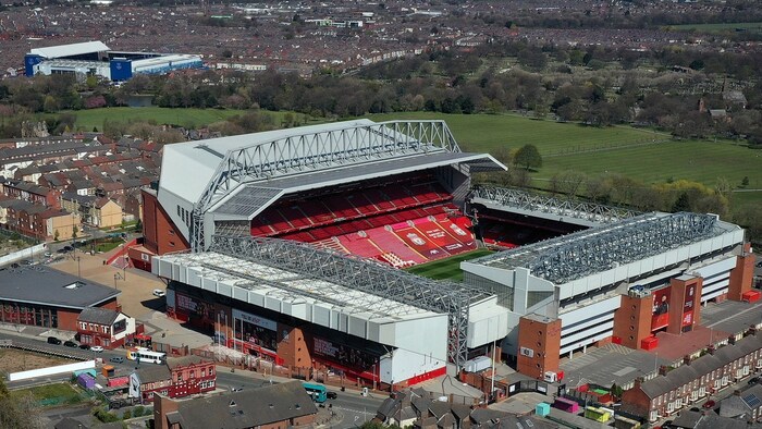 Evertons Goodison Park (hinten) und Liverpools Anfield Stadium