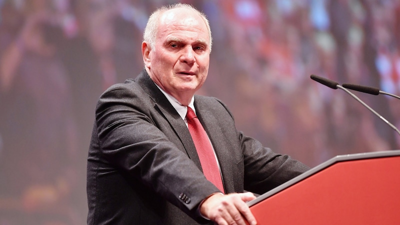 Über diverse Wortmeldungen von Uli Hoeneß schüttelt ein Teil der aktiven Fanszene des FC Bayern München den Kopf. (Bild: GEPA)