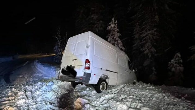 Der Kleintransporter wurde aufgrund der Schneemassen nicht beschädigt. (Bild: Freiwillige Feuerwehr Mühlbach am Hochkönig)