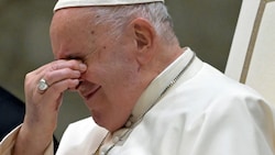Der 86-jährige Pontifex Maximus leidet ... (Bild: APA/AFP/TIZIANA FABI)
