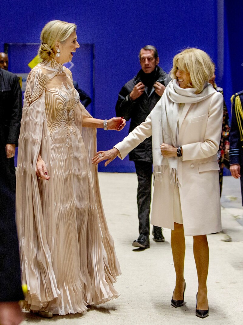 Auch Brigitte Macron war sichtlich begeistert von Maximas traumhaften Designer-Look. (Bild: Royal Press Europe / Action Press / picturedesk.com)