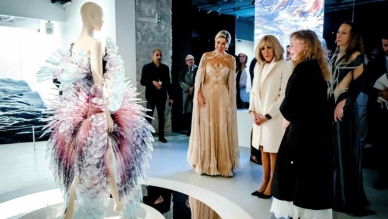 Maxima und Brigitte Macron bewunderten die Designs von Iris van Herpen. (Bild: www.PPS.at)