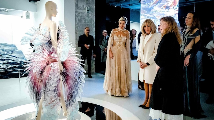 Maxima und Brigitte Macron bewunderten die Designs von Iris van Herpen.