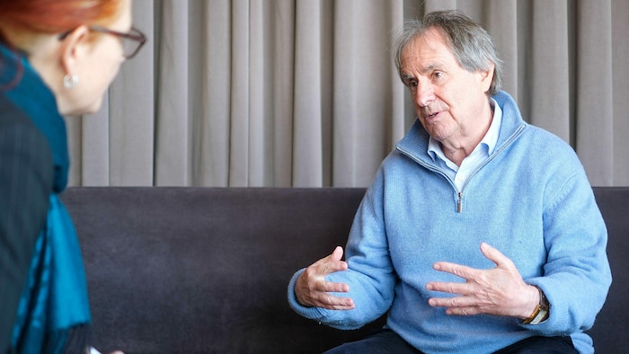 Chris de Burgh im Gespräch mit Redakteurin Elisabeth Rathenböck