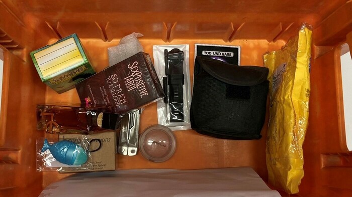 Sogar, als die Polizei an seinem Arbeitsplatz auftauchte, bediente sich der Postler an den ...