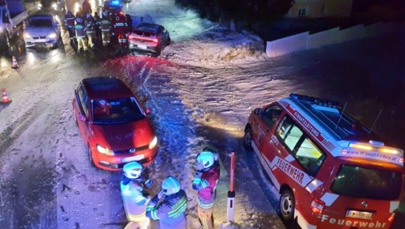 Drei Autos fuhren auf der L101, die schneeglatt war, hei Seekirchen am Dienstagbend ineinander. (Bild: Feuerwehr Seekirchen)