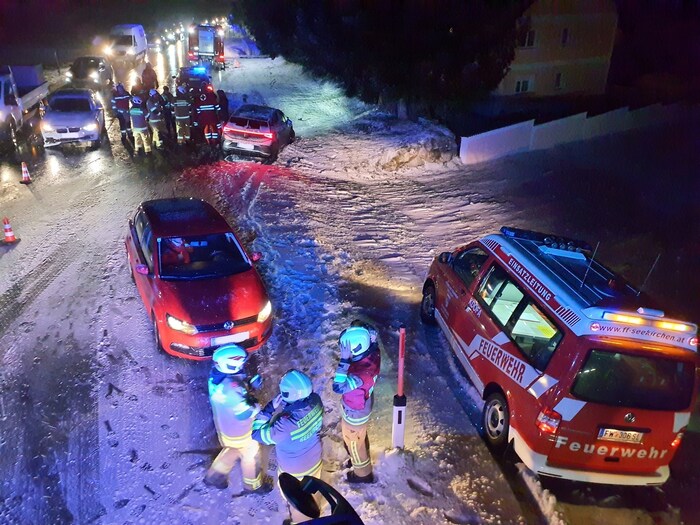 Drei Autos fuhren auf der L101, die schneeglatt war, hei Seekirchen am Dienstagbend ineinander.