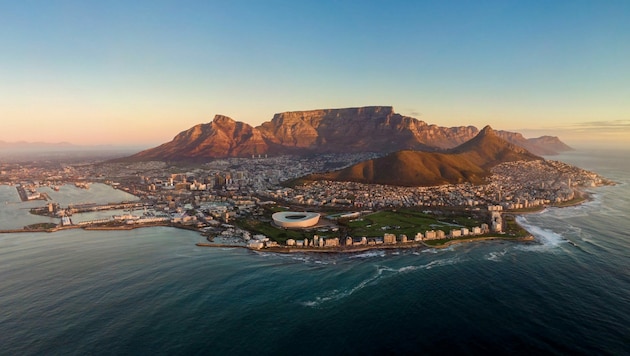 Reizvoll & attraktiv – die einzigartige Lage von Kapstadt zwischen Tafelberg und Tafelbucht. (Bild: © 2021 R.M. Nunes)