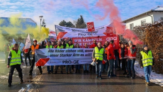 Die Metaller trafen sich zu einem Marsch in Lengau (OÖ). (Bild: Scharinger Daniel)
