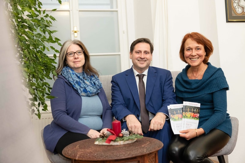 Psychologin Karin Reinberg (li.) mit Badens Bürgermeister Stefan Szirucsek und StR Angela Stöckl-Wolkerstorfer (Bild: 2023psb/c.kollerics)