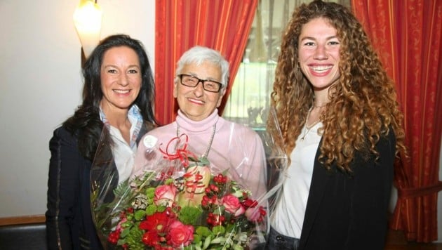 Erna Leski mit den beiden Retterinnen Karin Eisenberger und Lilly Patscheider (Bild: Rumpf)