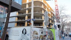 Der Rohbau steht. Aber jetzt geht nichts mehr weiter. Das geplante Mega-Kaufhaus trägt den Namen des Hollywood-Stars aus Wien, Hedy Lamarr (im Bild links unten). (Bild: klemens groh)