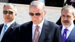 Die Regierung von Präsident Recep Tayyip Erdogan verdächtigt viele ausländische Organisationen als „Finanzier des Terrors“. Nun ist auch das Vermögen eines kurdischen Vereins in Österreich eingefroren worden. (Bild: APA/AFP/Adem ALTAN)