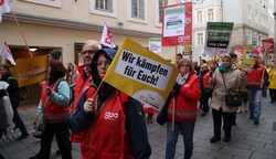 Die Angestellten des Handels tun es den Metallern gleich. Auf die Demonstration Mitte November in der Salzburger Innenstadt (Bild) folgen ab Donnerstag Warnstreiks. (Bild: Tröster Andreas)