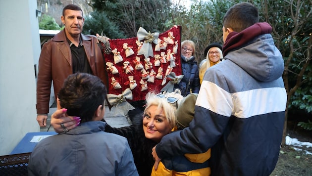 Biggi Kuprian (Mitte) verteilte am Mittwoch im Kinderzentrum Mariahilf mit ihrem Team Adventkalender an die Kleinen. (Bild: Birbaumer Christof)