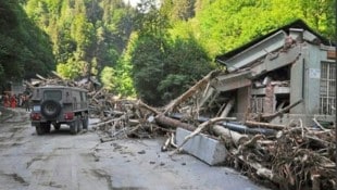 Das Jahrhundert-Unwetter hat das fast hundert Jahre alte Kraftwerk Arriach zerstört, das neue aus Stahlbeton wird jetzt noch viel stabiler ausgeführt werden. - Erste Trupps vor Ort. (Bild: Fischer Claudia)