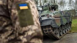 Von einer Million Artilleriegranaten hat die Europäische Union der Ukraine bisher rund 300.000 geliefert. (Bild: AP)