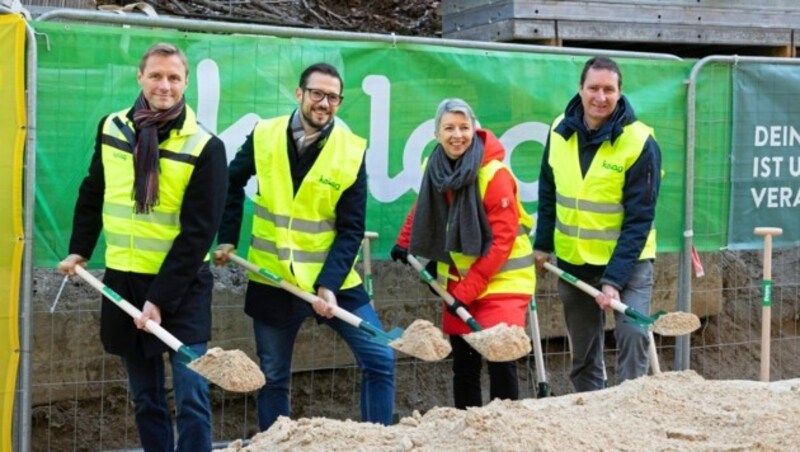 Spatenstich: Danny Güthlein, Sebastian Schuschnig, Gaby Schaunig, Reinhard Draxler. (Bild: Kelag)