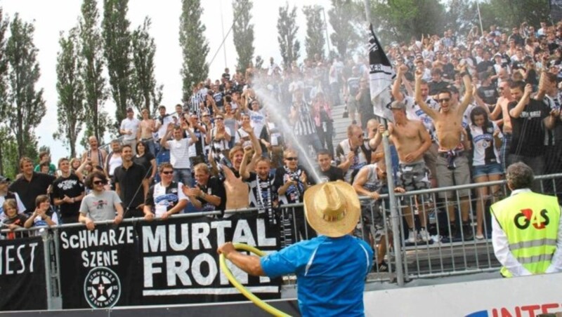 Abkühlung für die Sturm-Fans via Schlauch. (Bild: Sepp Pail)