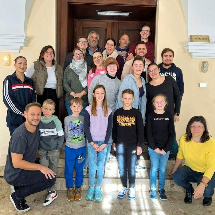 Ein Teil des heuer enorm großen Wintermärchenensembles der Burghofspiele Friesach.
